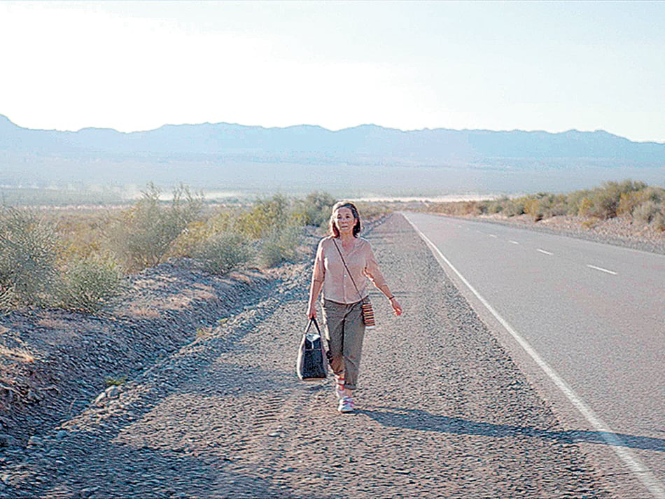 Paulina García en medio de la inmensidad sanjuanina en La novia del desierto, de Atán y Pivato.