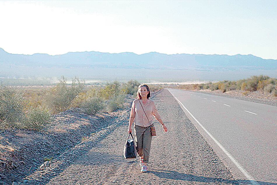 Paulina García en medio de la inmensidad sanjuanina en La novia del desierto, de Atán y Pivato.