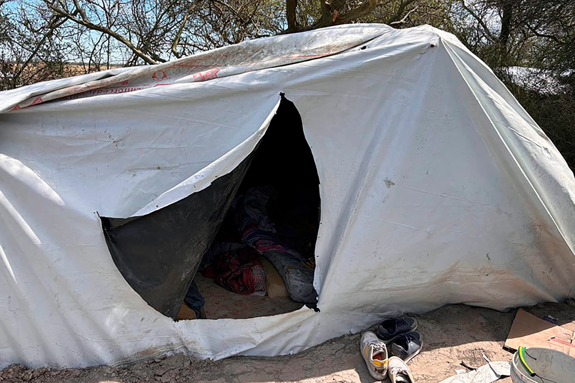 Los trabajadores estaban alojados en toldos de náilon en condiciones de  hacinamiento.