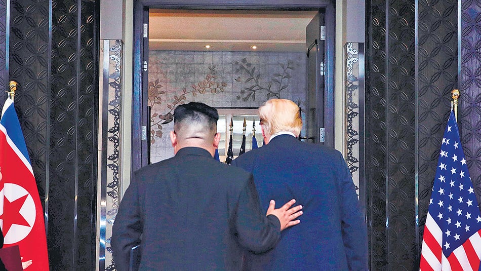 Trump y Kim se retiran del salón donde firmaron el documento de la cumbre en Singapur.