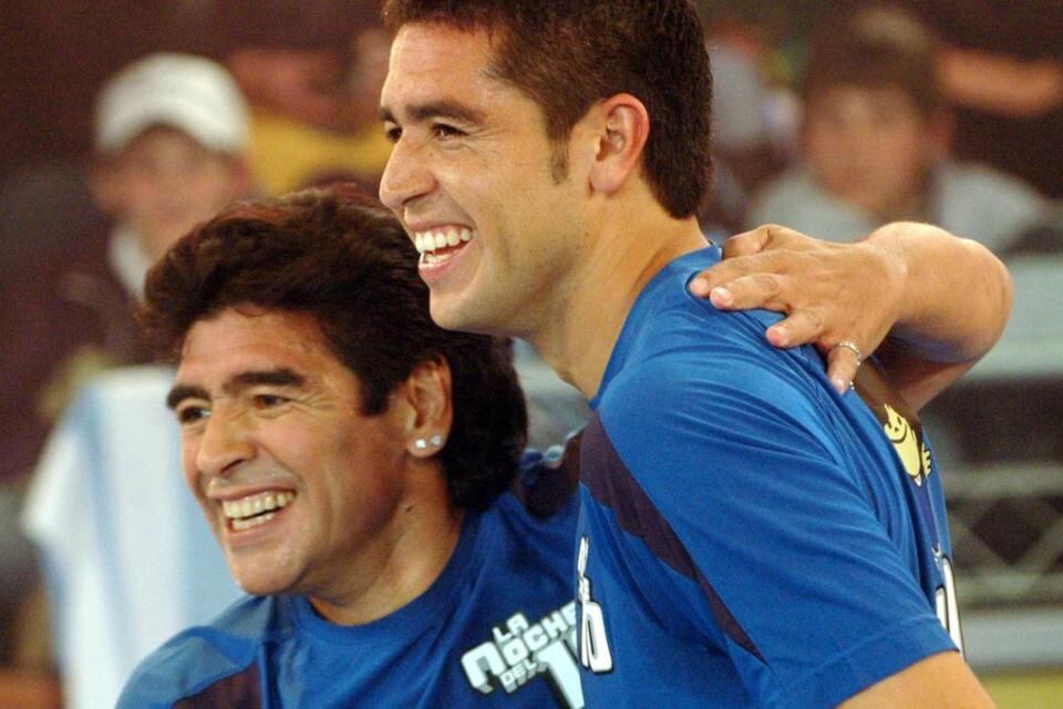 Maradona y Riquelme en 2005, cuando se querían, se admiraban y se abrazaban todo el tiempo.