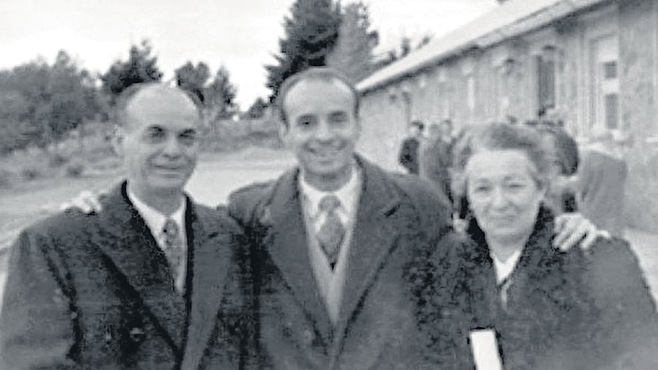 En todos estos años no se conocieron publicaciones científicas de Antonio Gentile (en el medio).