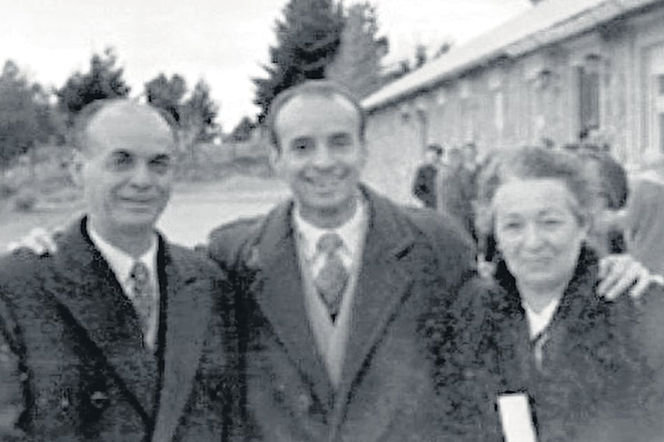 En todos estos años no se conocieron publicaciones científicas de Antonio Gentile (en el medio).