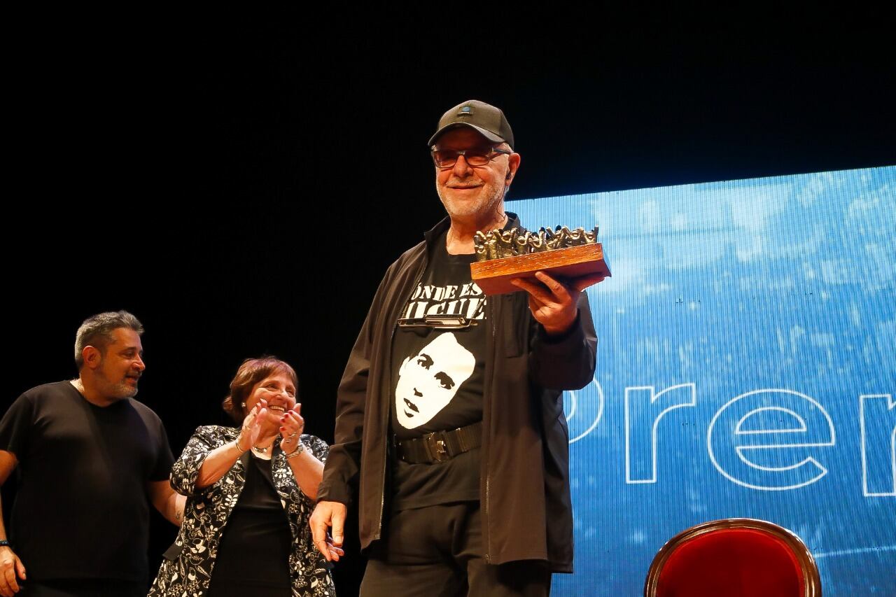 León Gieco recibió su premio y adelantó canciones de su próximo disco.