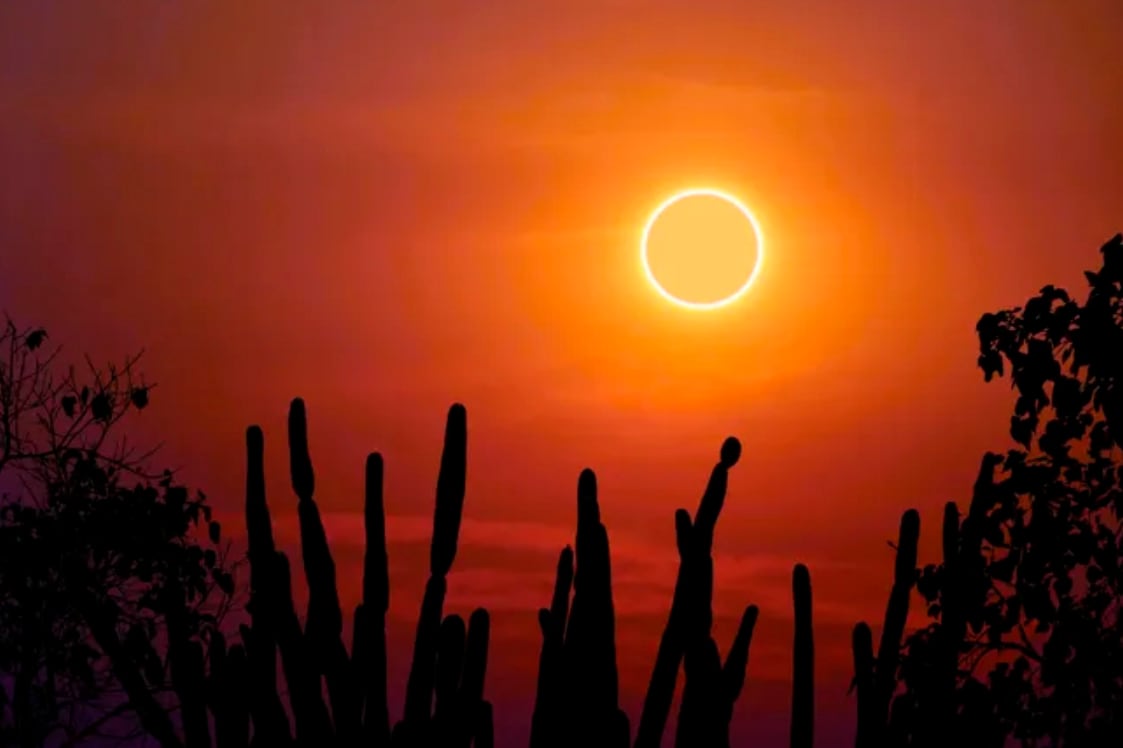 Un anillo de fuego rodeando la luna.