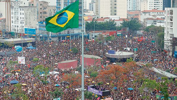 La marcha en San Pablo contra Bolsonaro atrajo a más de 200.000 personas.