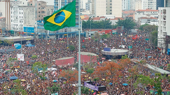 La marcha en San Pablo contra Bolsonaro atrajo a más de 200.000 personas.