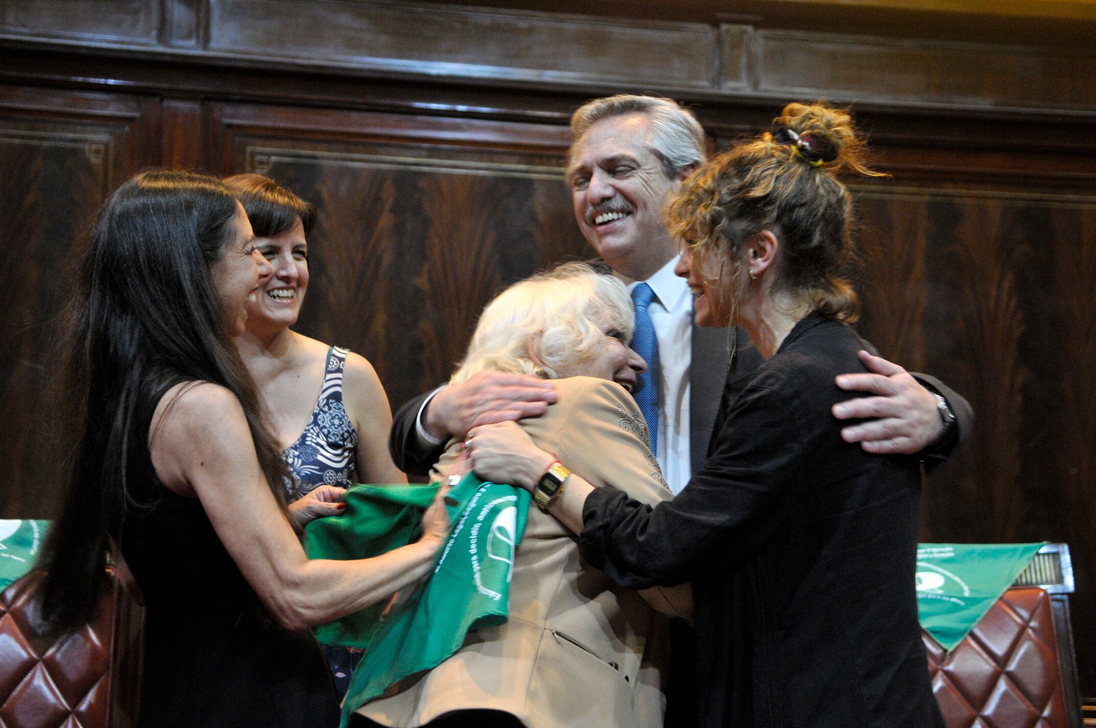 Alberto Fernández, con las participantes del panel.