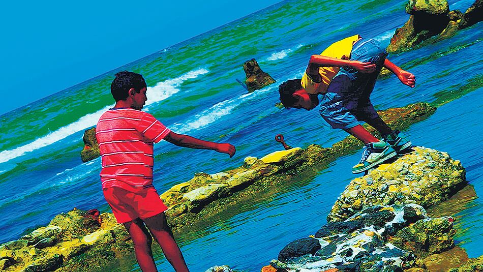 Como el Próspero de La tempestad, Godard trabaja como un alquimista: mezcla imágenes y las solariza.