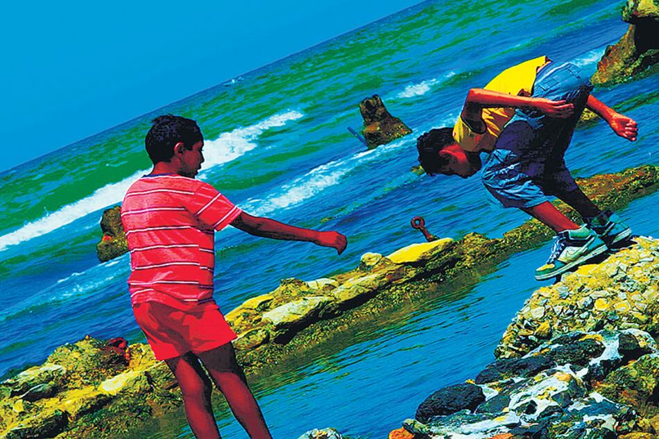 Como el Próspero de La tempestad, Godard trabaja como un alquimista: mezcla imágenes y las solariza.