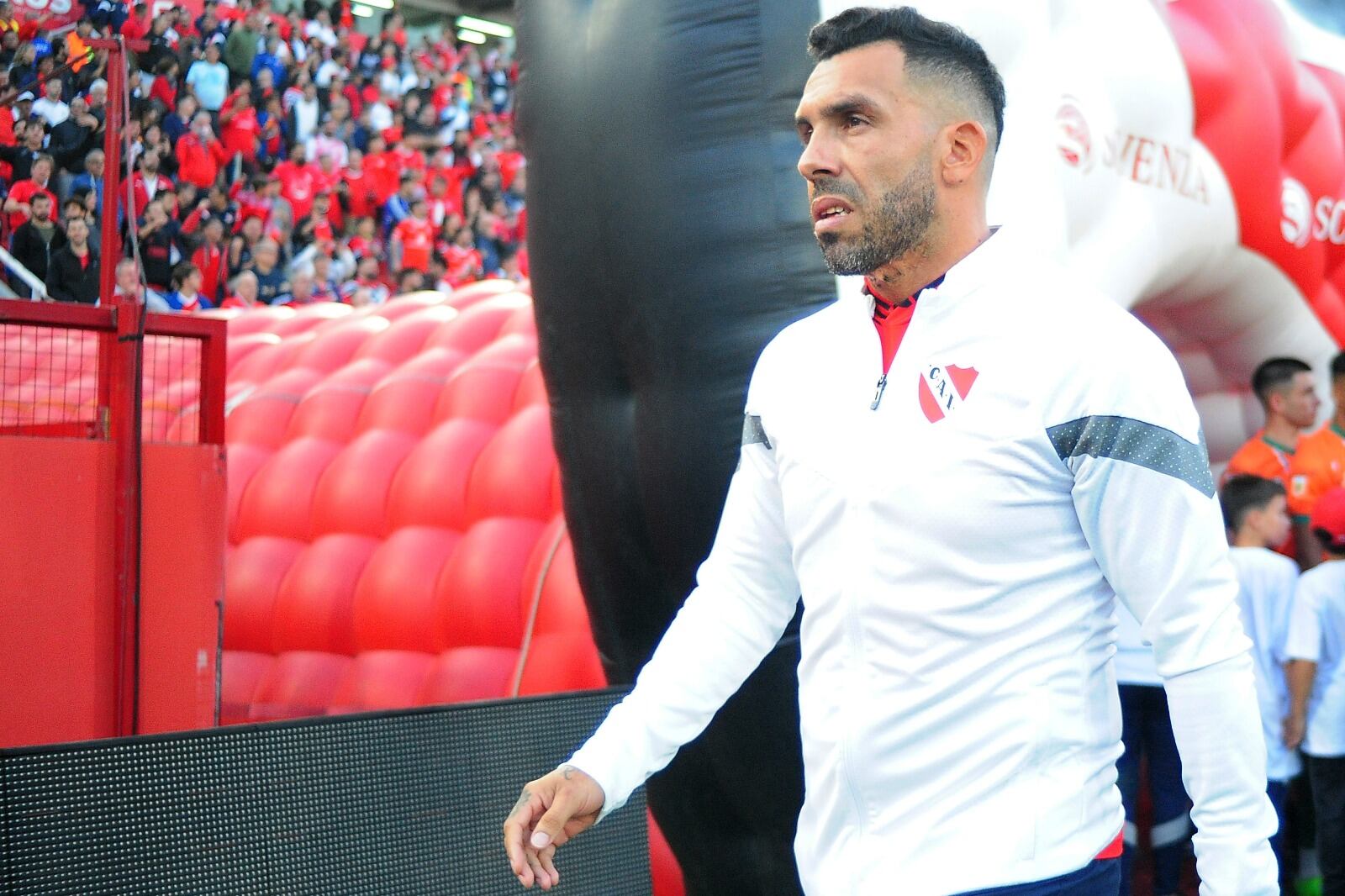 El entrenador Carlos Tevez
