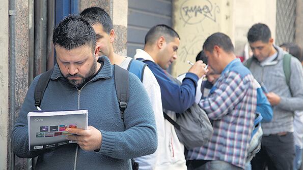 Sólo entre los asalariados privados se perdieron 141 mil empleos en un año.