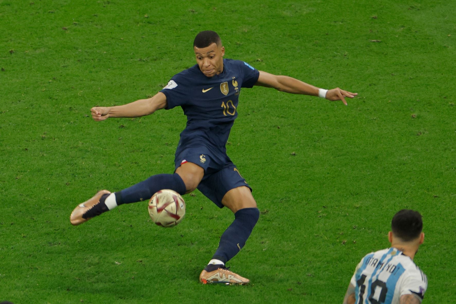 Con dos goles consecutivos de Kylian Mbappé, Francia empató ante Argentina.  