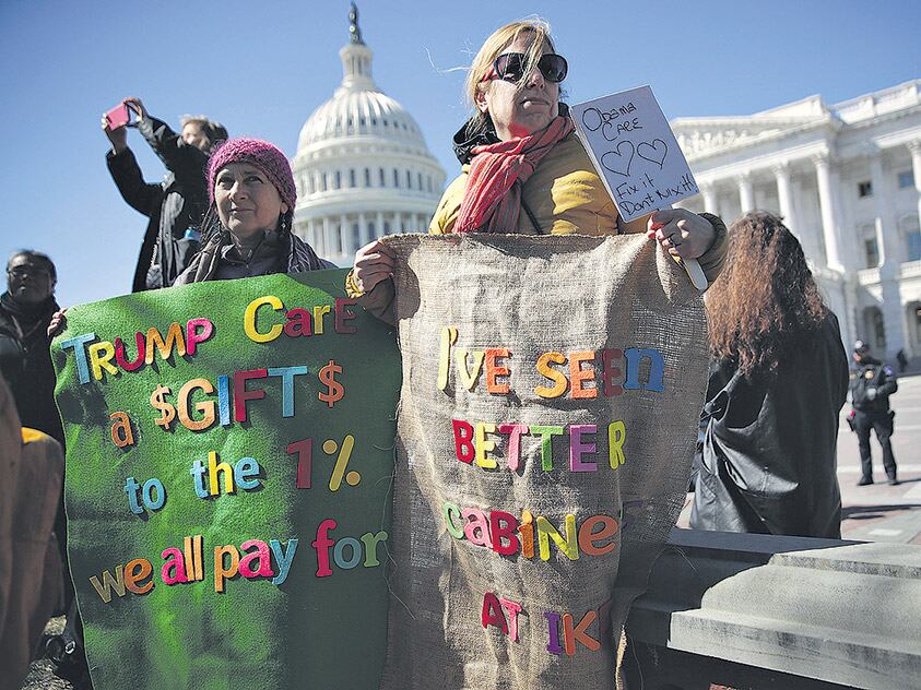 Manifestantes fustigan el plan conocido como “Trumpcare” afuera del Capitolio. 
