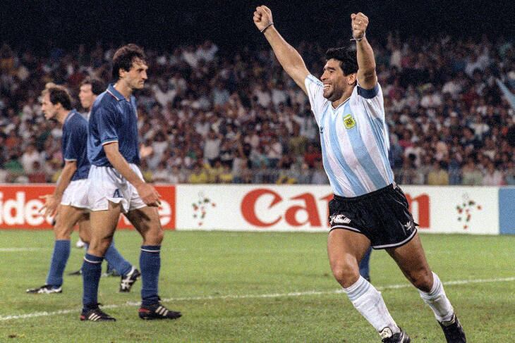 Diego Maradona celebra el gol de Caniggia, mientras los italianos lo sufren. 
