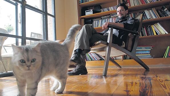 Bergal presenta a “una familia muy rara”, de corte por momentos felliniano.