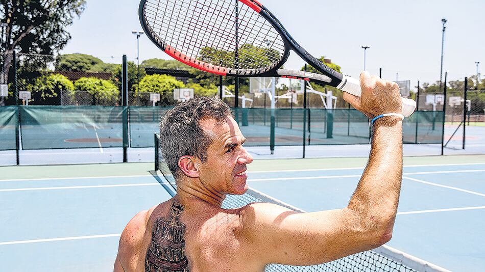 Orsanic, con la Copa Davis que ganó en 2016 tatuada sobre su espalda.