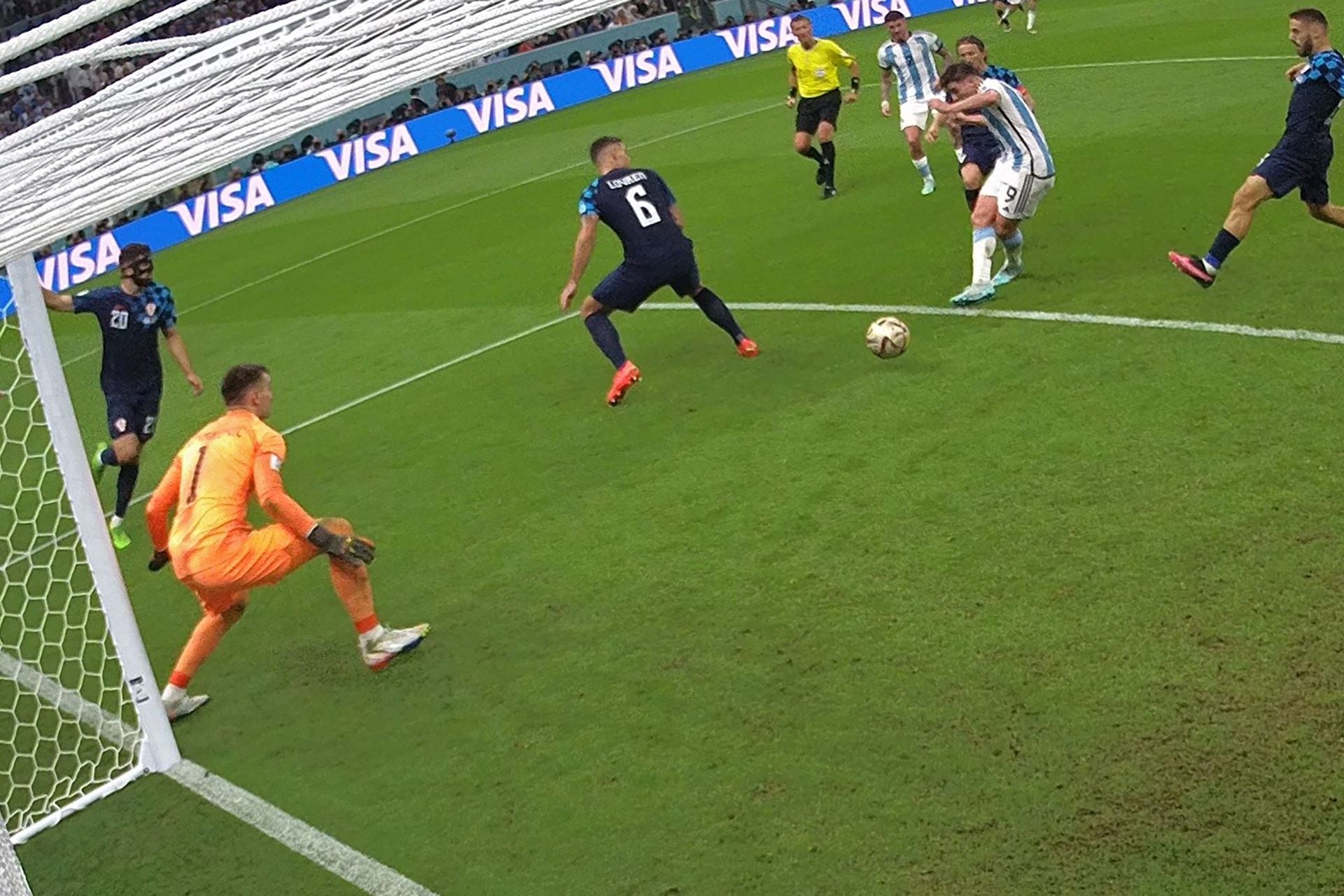 El derechazo de Julián Álvarez que metió el 3-0 ante Croacia. (Foto:AFP)
