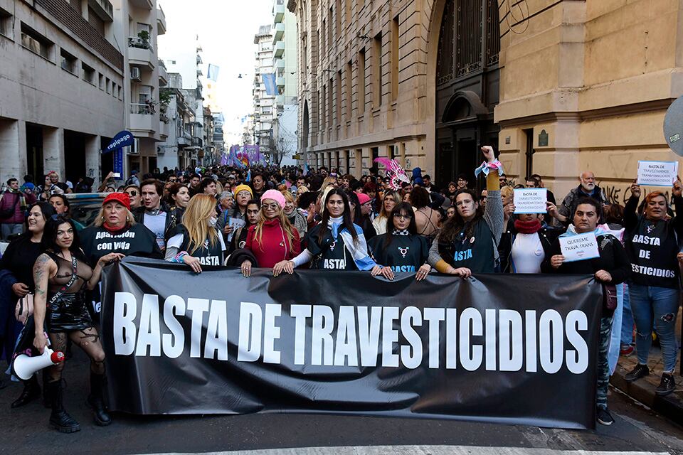 "Señor, señora, no sea indiferente, matan a travestis en la cara de la gente", cantaban les manifestantes. 