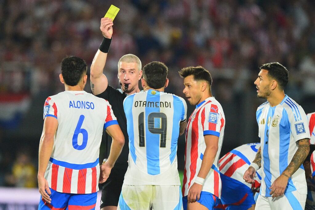 Aunque suma tres goles en estas Eliminatorias, Otamendi viene sufriendo en defensa.