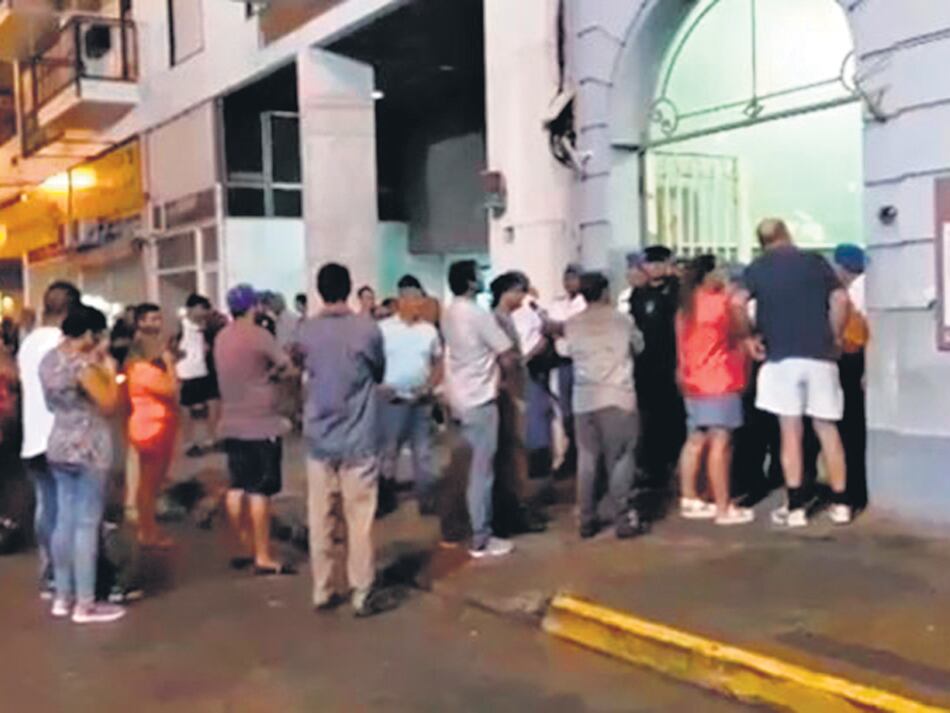 Los familiares también fueron maltratados frente a la comisaría.