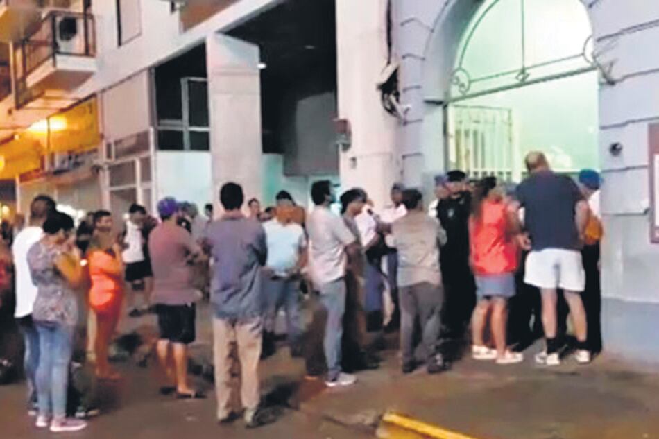 Los familiares también fueron maltratados frente a la comisaría.