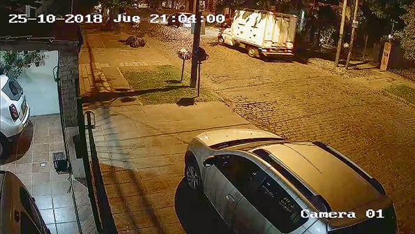 Imagen del video donde aparece el camión desde el que se descartó el cuerpo de la niña.