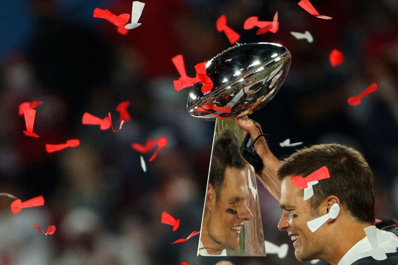 Tom Brady, ganador a los 43 años, de su séptimo Super Bowl. 