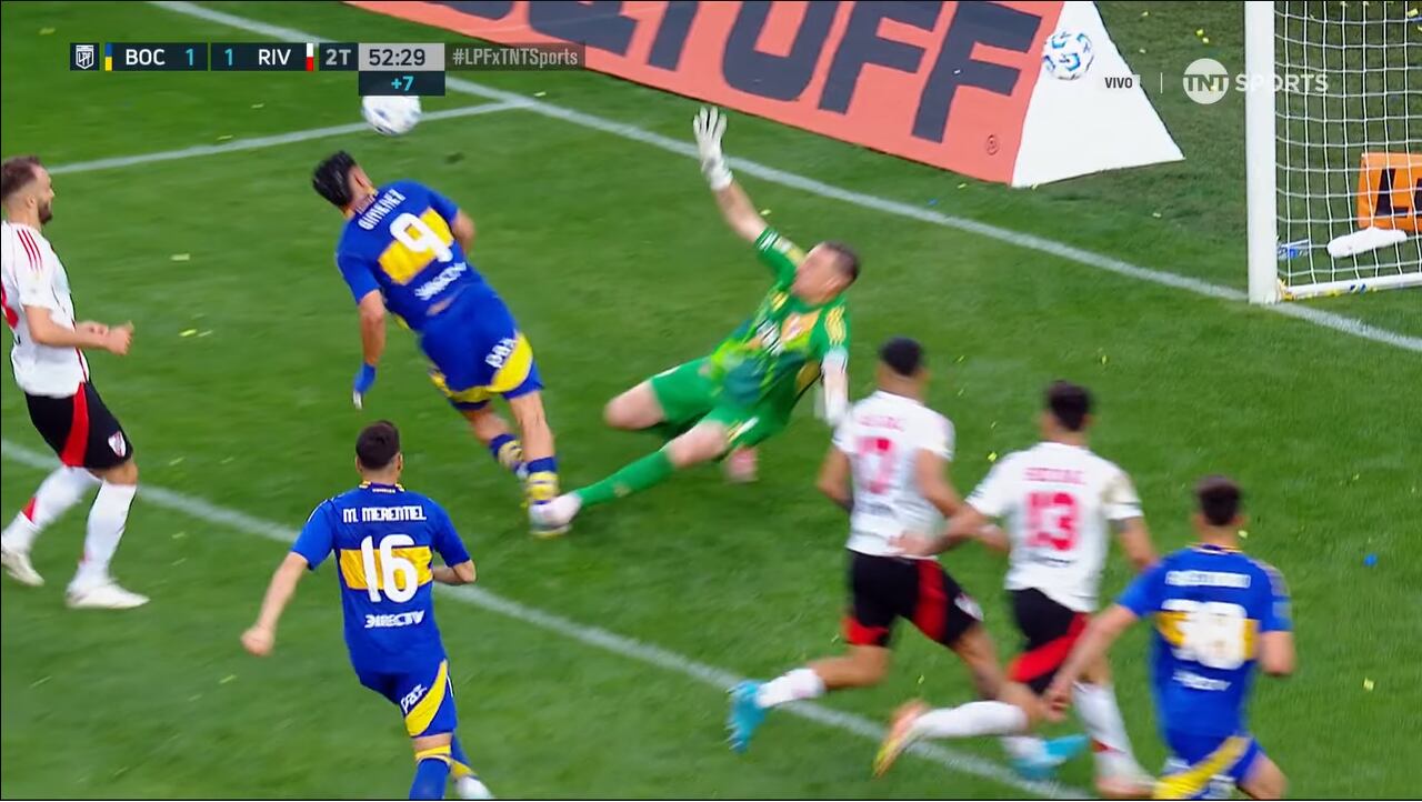 Momento del impacto de Franco Armani a Milton Giménez tras la mano, antes del gol anulado.