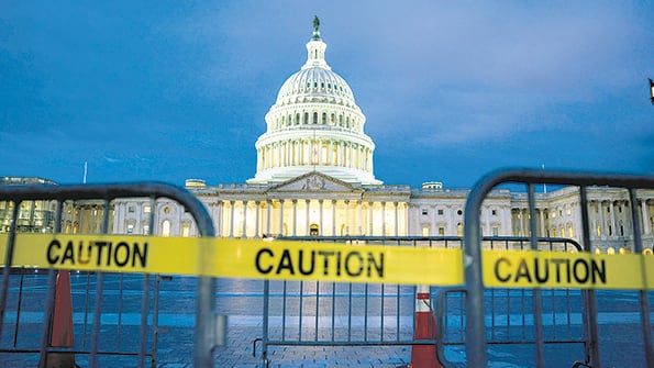 Vista del Capitolio en la madrugada de ayer, horas después del cierre parcial de los organismos federales de EE.UU.