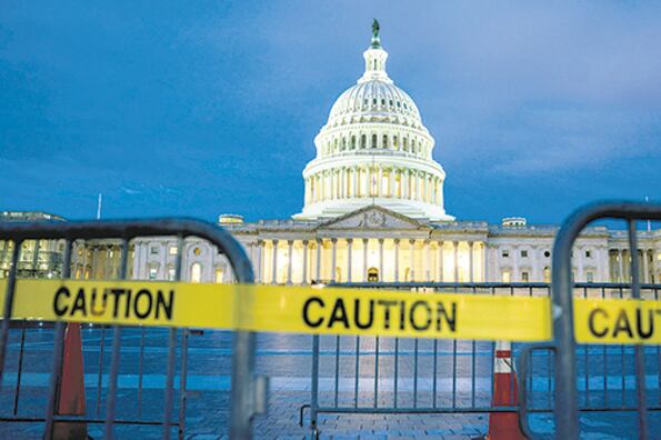 Vista del Capitolio en la madrugada de ayer, horas después del cierre parcial de los organismos federales de EE.UU.