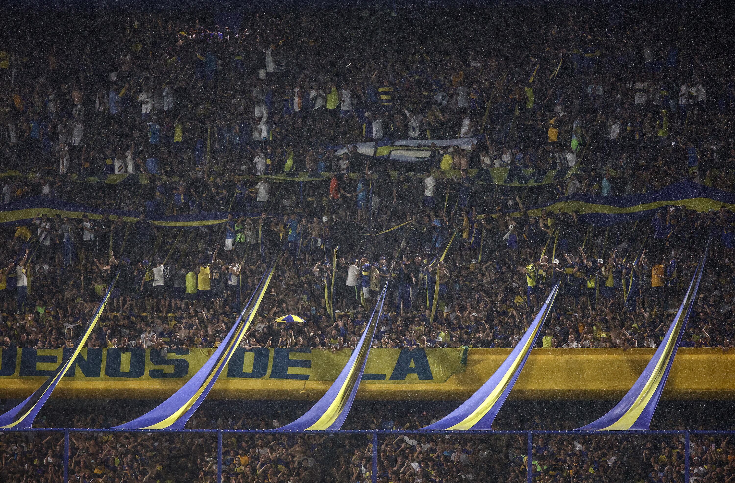La hinchada de Boca arrancó con reproches, terminó con festejo