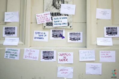 Carteles escritos a mano, nombres de víctimas y un petitorio llegaron ayer a gobernación.
