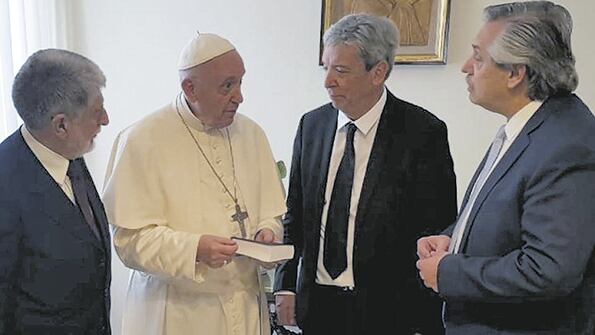 El Papa recibió en el Vaticano a Celso Amorim (izq.), Carlos Ominami y Alberto Fernández.