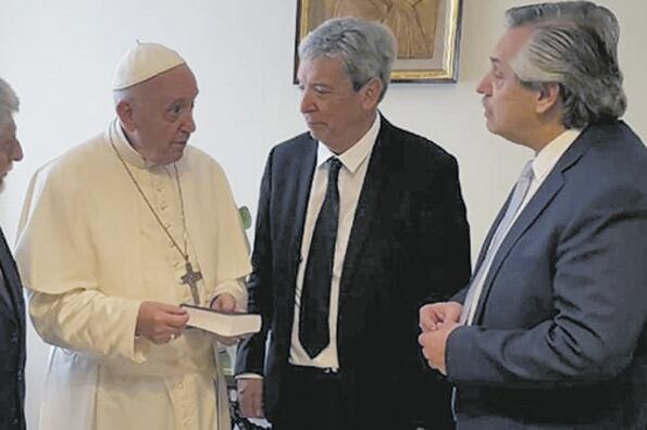 El Papa recibió en el Vaticano a Celso Amorim (izq.), Carlos Ominami y Alberto Fernández.