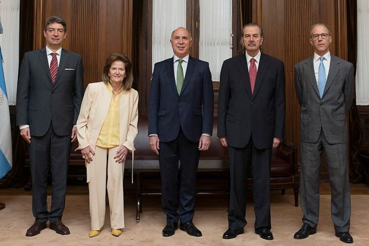 Rosenkrantz, a la derecha de la foto, y también del fallo de sus colegas.