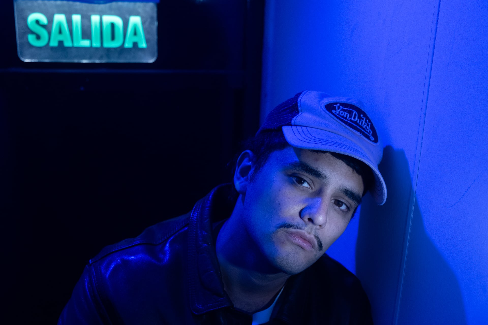 La cuestión argentina y la nueva identidad sonora de Buenos Aires se combinan con el carisma de Carrey, que hasta le escribe a las adicciones