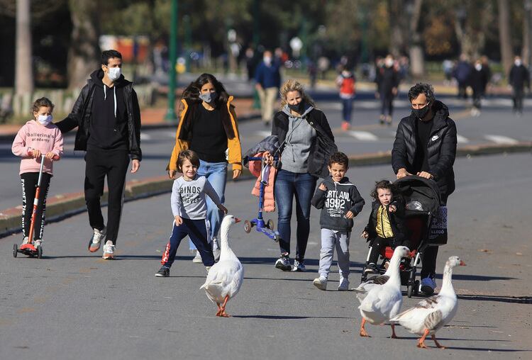 Durante el aislamiento, en la ciudad de Buenos Aires, las familias aprovechan los fines de semana para salir una hora al día con los chicos. 