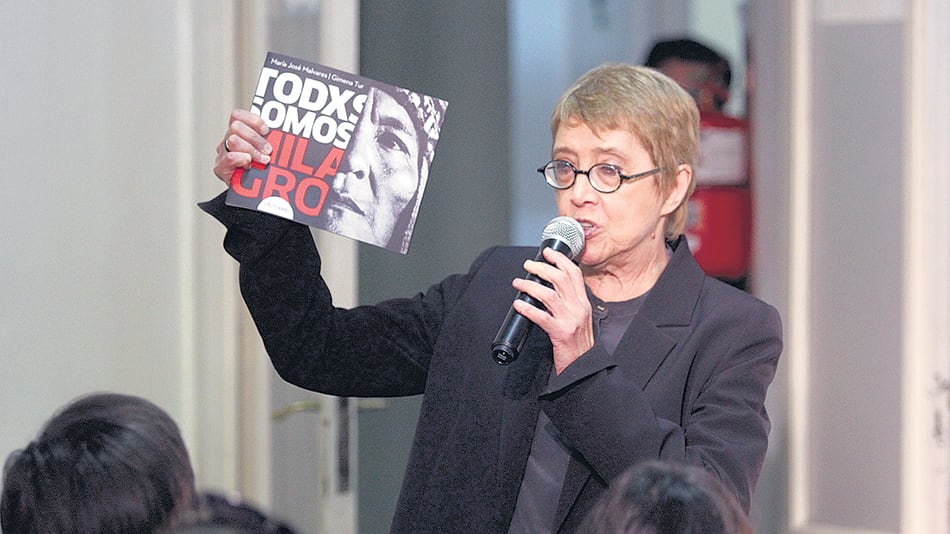 La cantante Teresa Parodi, encargada de abrir la presentación del libro sobre Sala en el Instituto Patria.