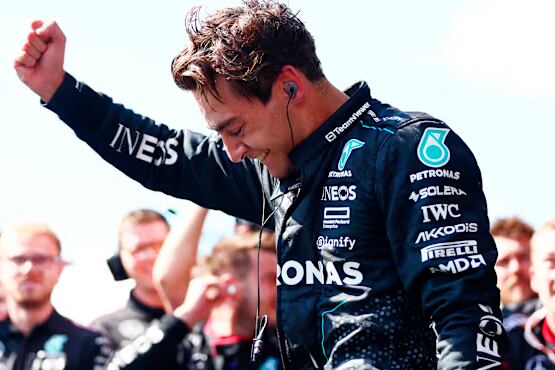 George Russell levanta el puño, ganador en el GP de Bélgica.