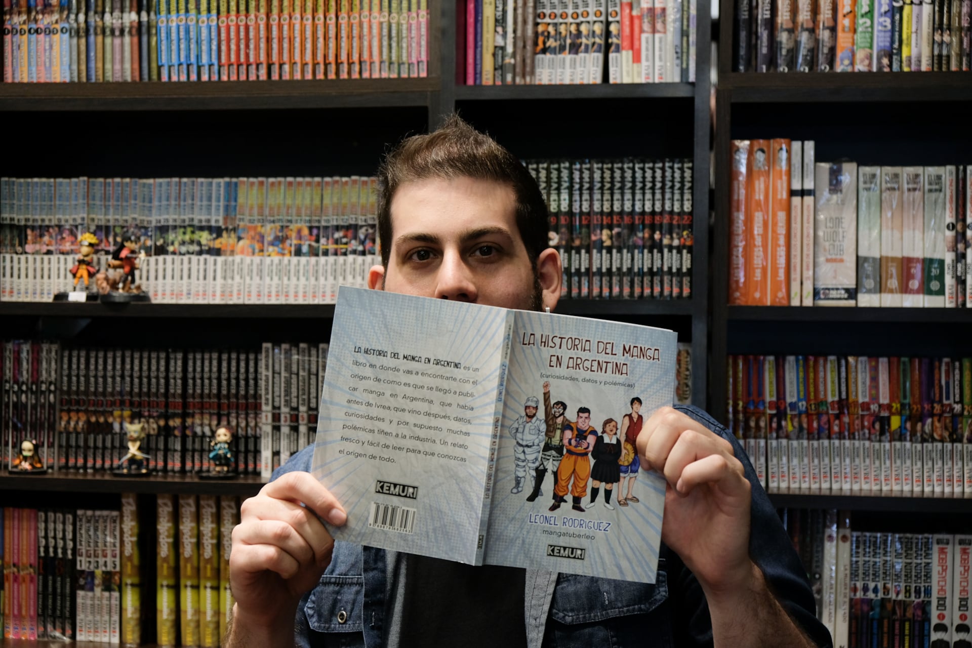 A Leonel lo bajaron de YouTube por temas de copyright, y ahora stremea en Twitch, donde mira y comenta animé en vivo