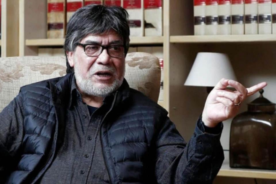 El escritor pasó internado 48 días antes de morir por coronavirus. 