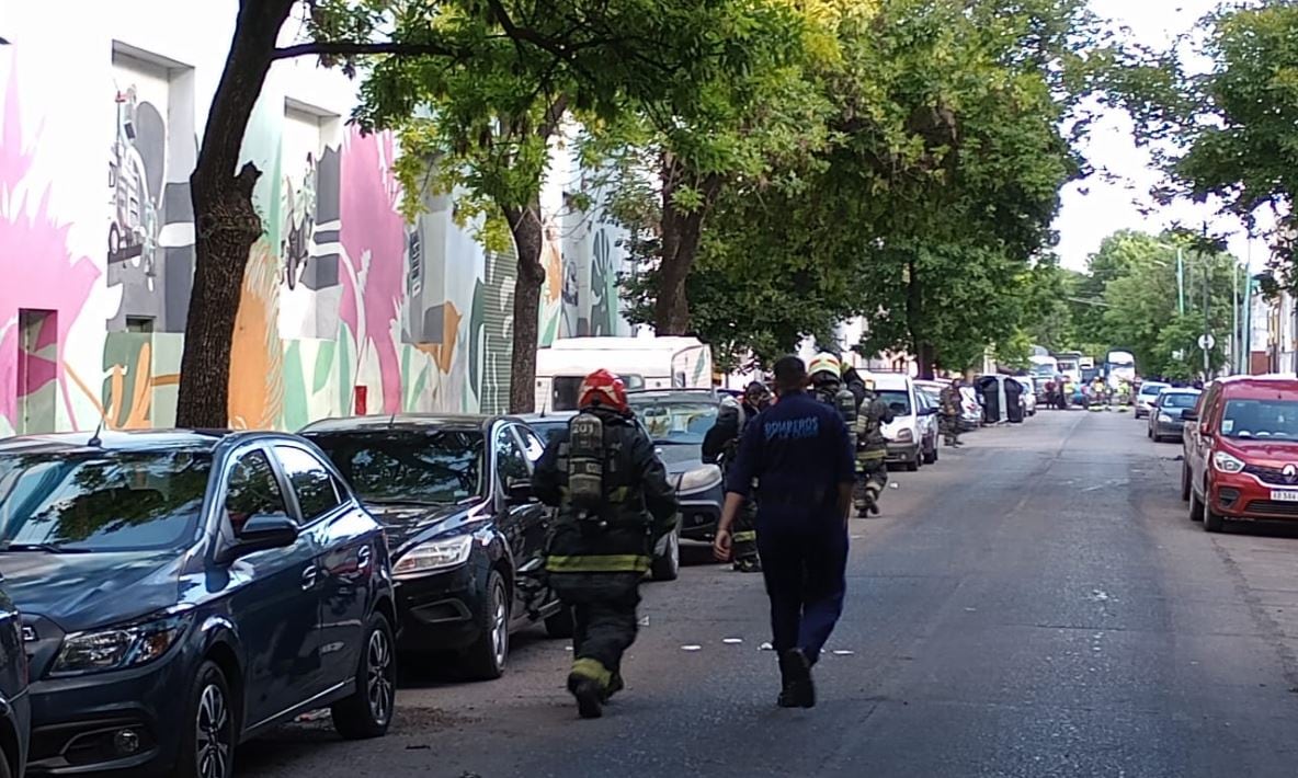 Por un escape de amoníaco en Barracas, hay 100 operarios afectados. Imagen: @EmergenciasBA