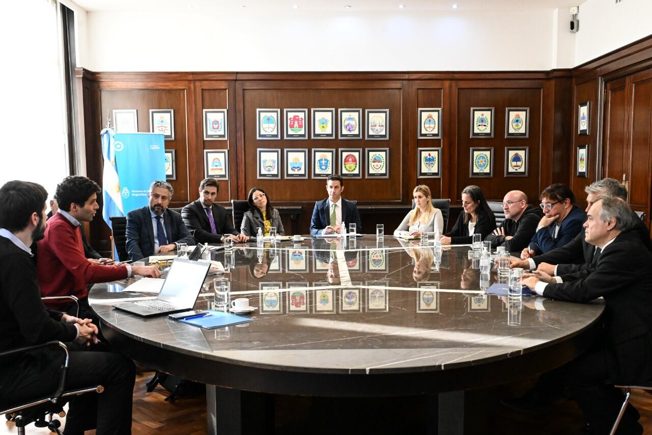 El cónclave en Comercio por las figuritas del Mundial.