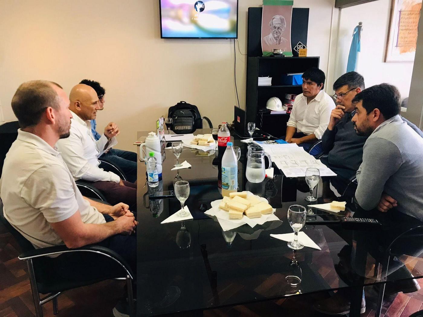 Zerpa (último de la fila derecha) en una reunión informativa sobre su proyecto. 