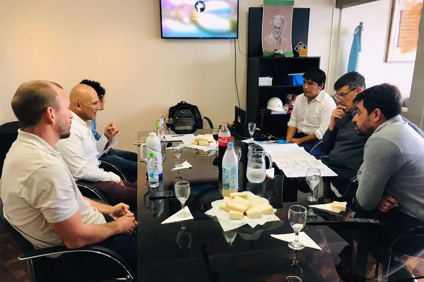 Zerpa (último de la fila derecha) en una reunión informativa sobre su proyecto.