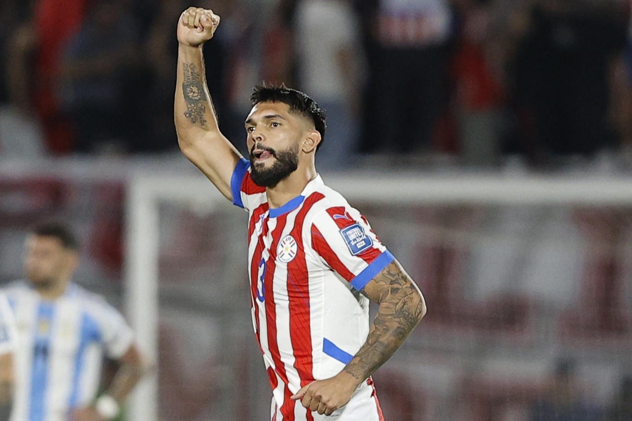 Alderete festeja el 2 a 1 de Paraguay