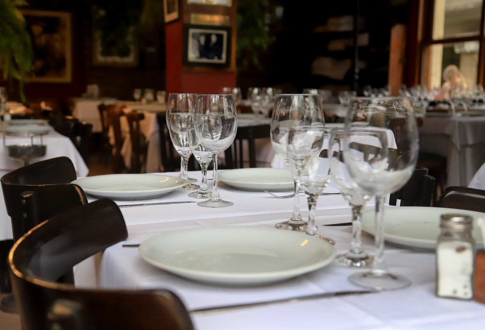 Restaurantes en la era Milei, del lleno total a una caída histórica.