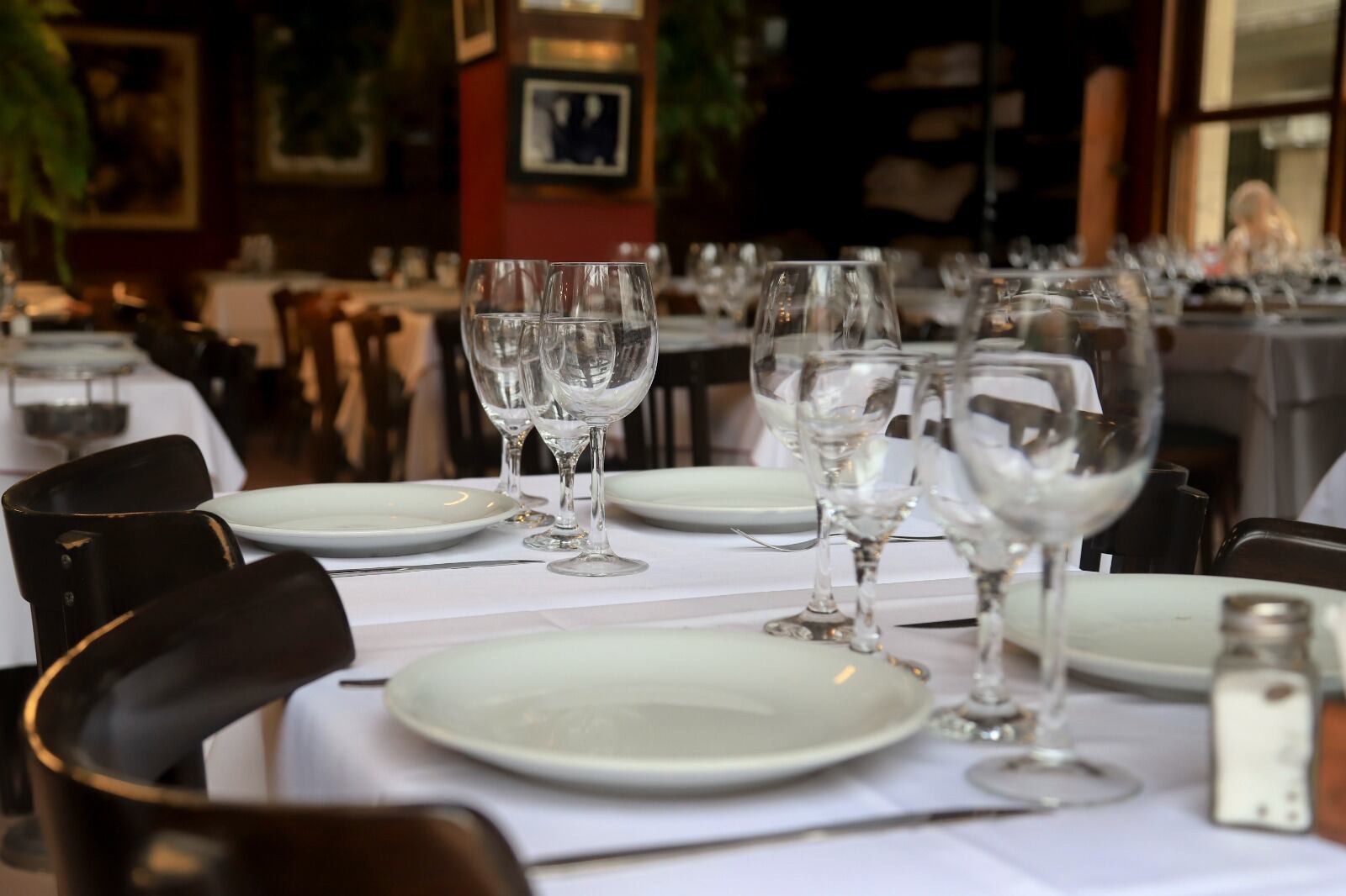 Restaurantes en la era Milei, del lleno total a una caída histórica.