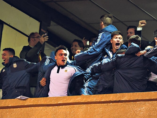 Los chicos del Sub 20 festejan, tras el empate 0-0 entre Brasil y Colombia, el pasaje mundialista.